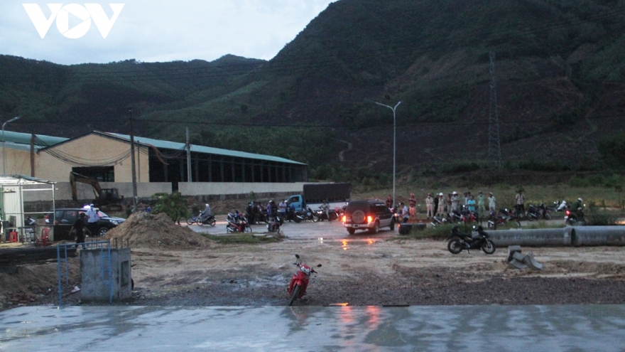 Factory wall collapses in central Vietnam, 11 buried in debris